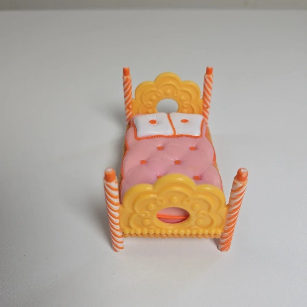 Lalaloopsy Sew Cute Doll Bed, Pink Orange Doll Bed 2009 MGA Entertainment
